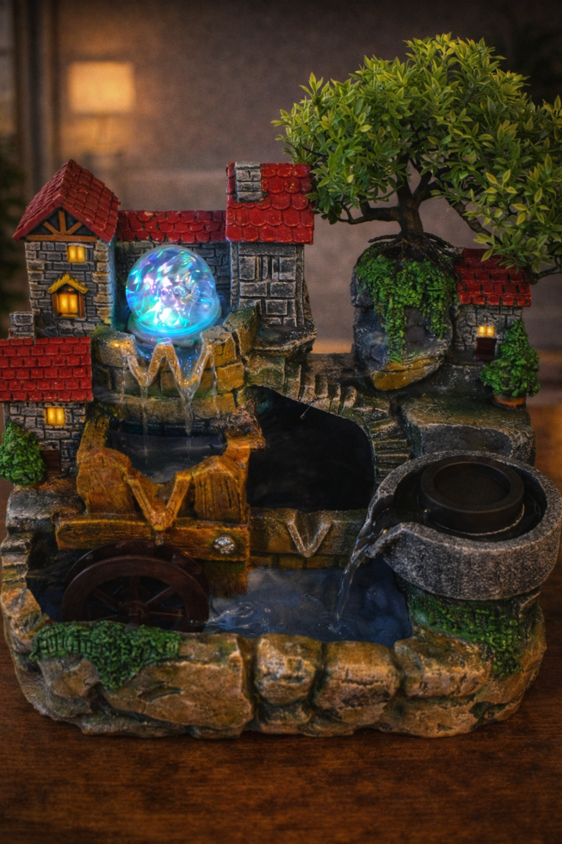 מזרקת מים שולחנית כפרית עם בתי כפר, עץ נוי וכדור זכוכית מואר