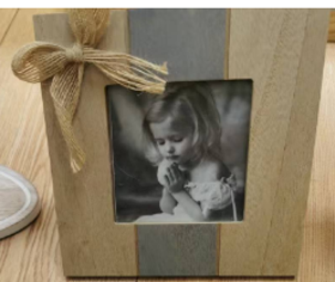 מסגרת עץ עם פפיון דקורטיבי