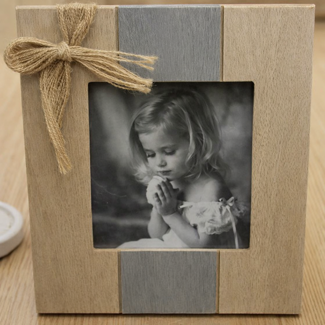 מסגרת עץ עם פפיון דקורטיבי