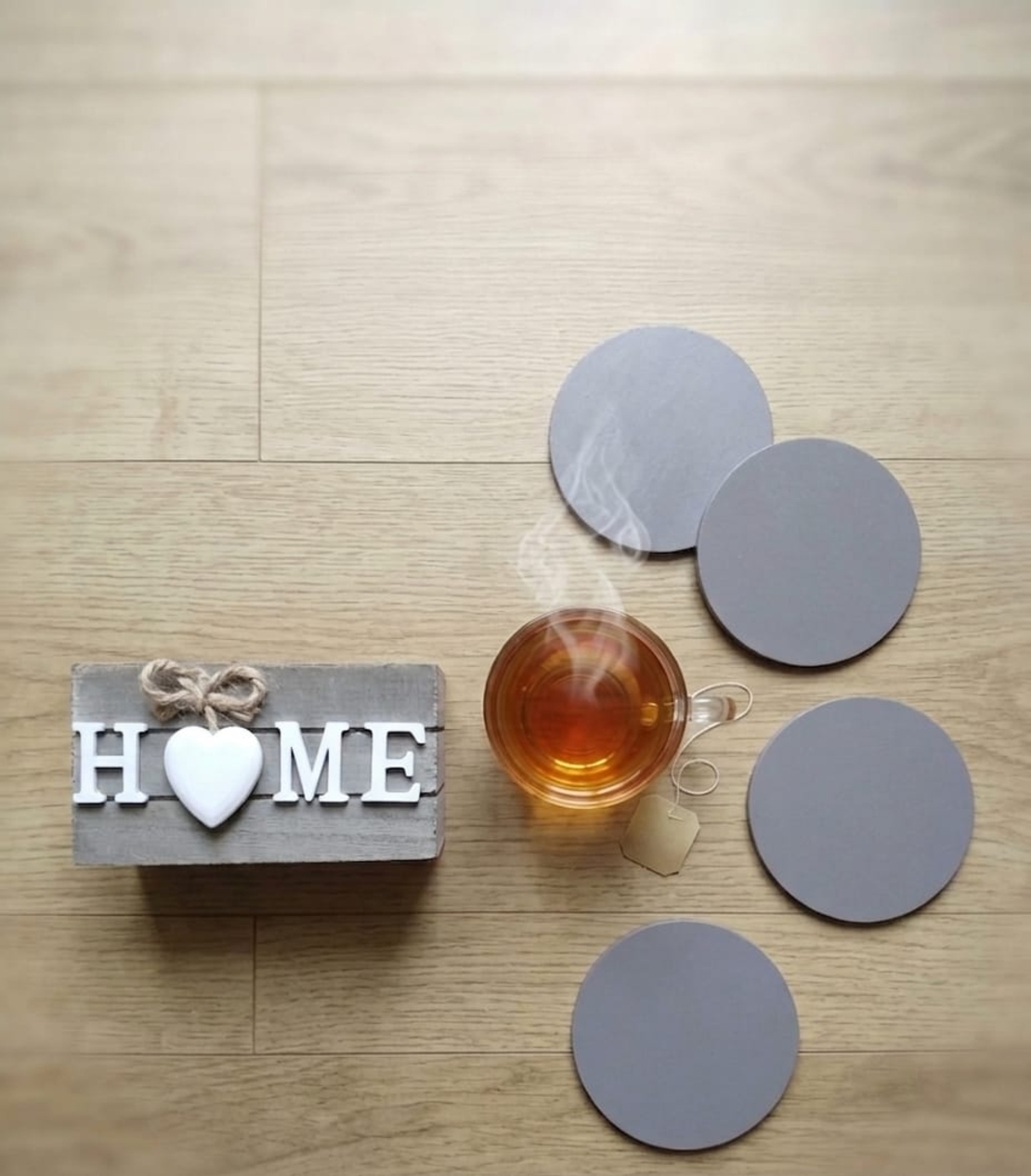 קופסת תחתיות לכוסות עם עיצוב HOME | מעמד תחתיות דקורטיבי לשולחן