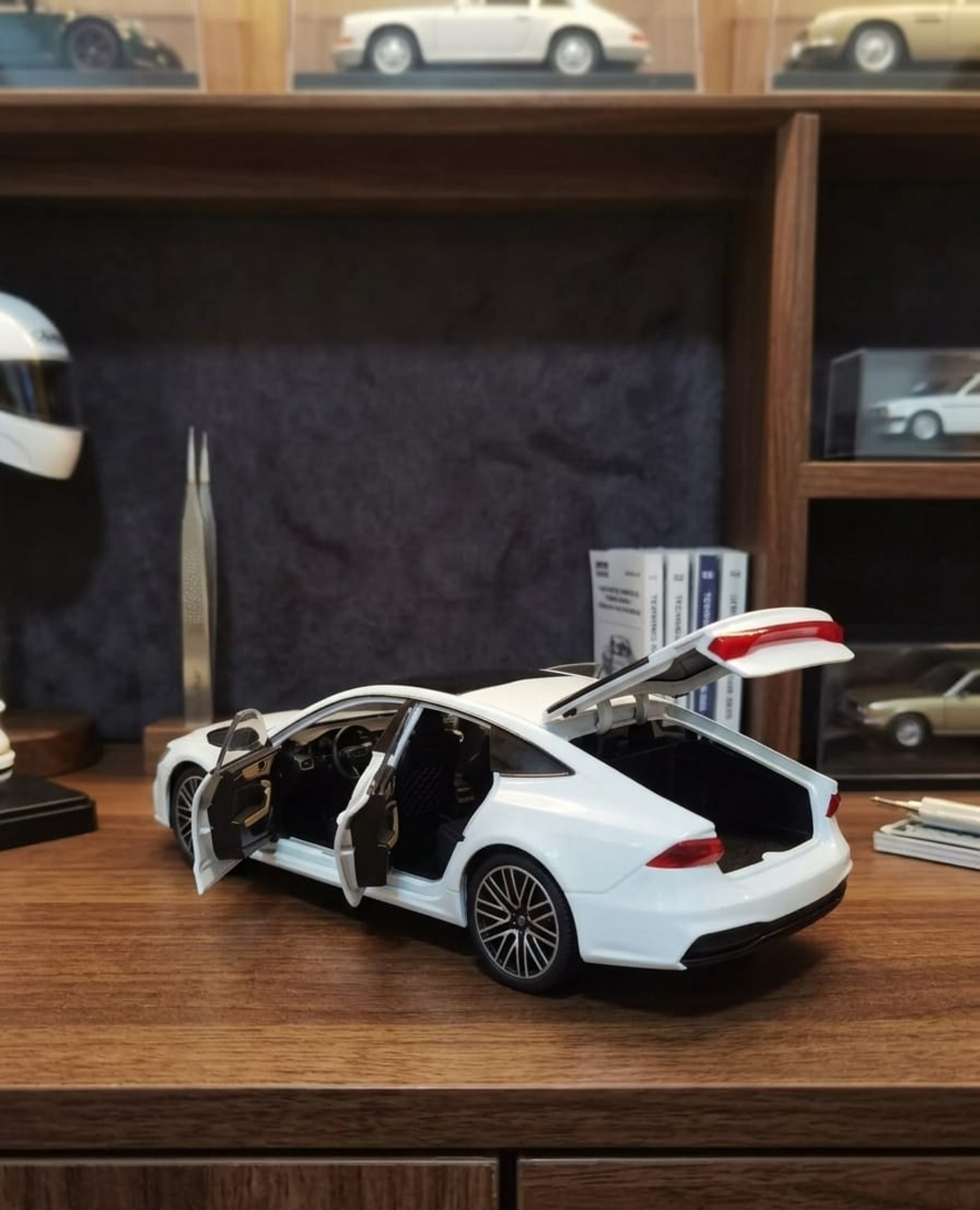 רכב מתכתי יוקרתי מכונית מיניאטורית | דגם מתכת לאספנים עם דלתות נפתחות