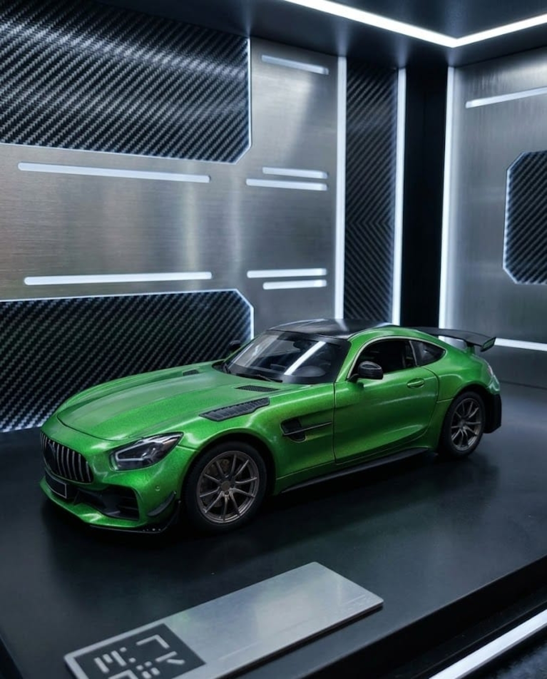 רכב ספורט מתכתי  בהדמיה לרכב אמיתי  | מכונית יוקרה מיניאטורית