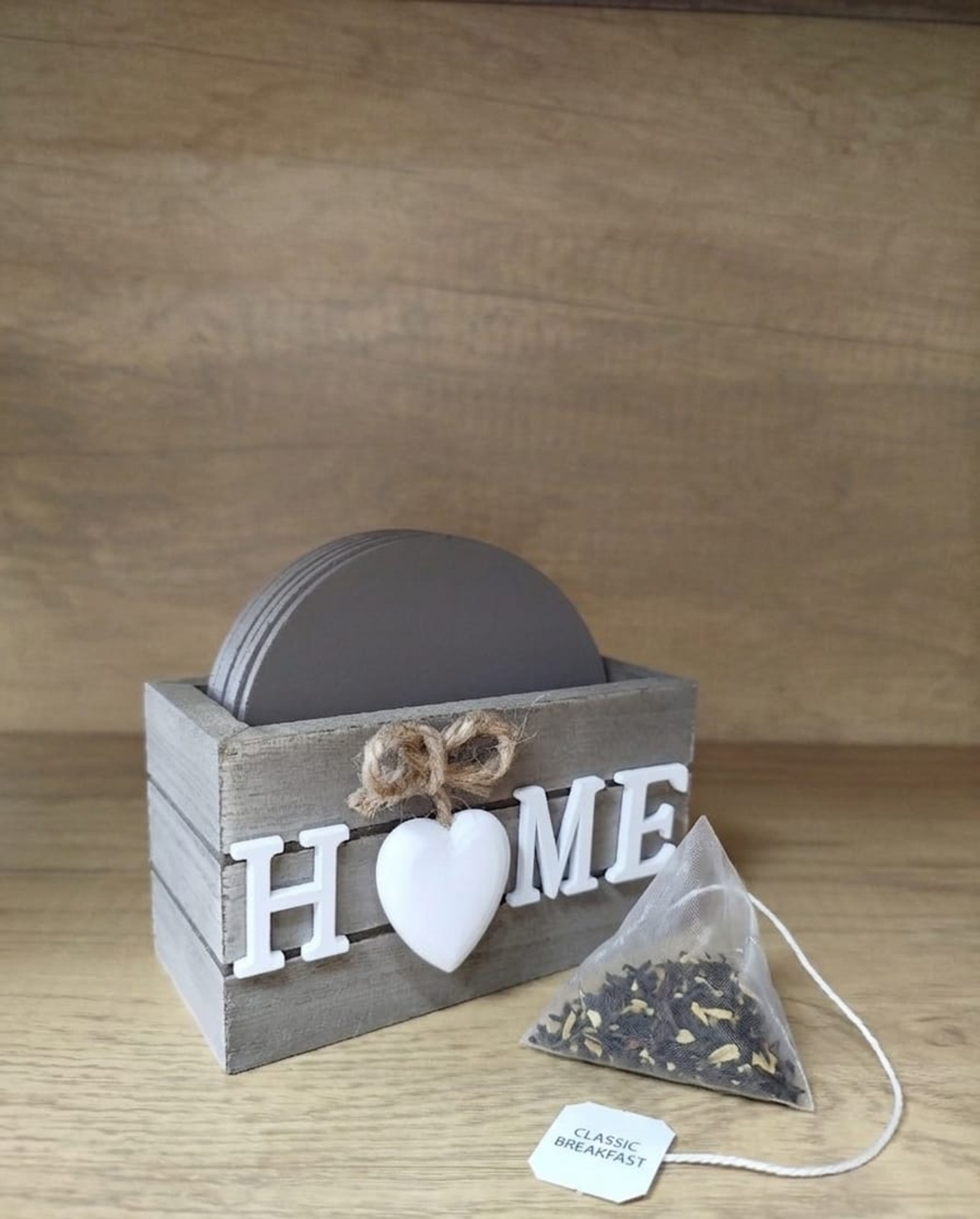 קופסת תחתיות לכוסות עם עיצוב HOME | מעמד תחתיות דקורטיבי לשולחן
