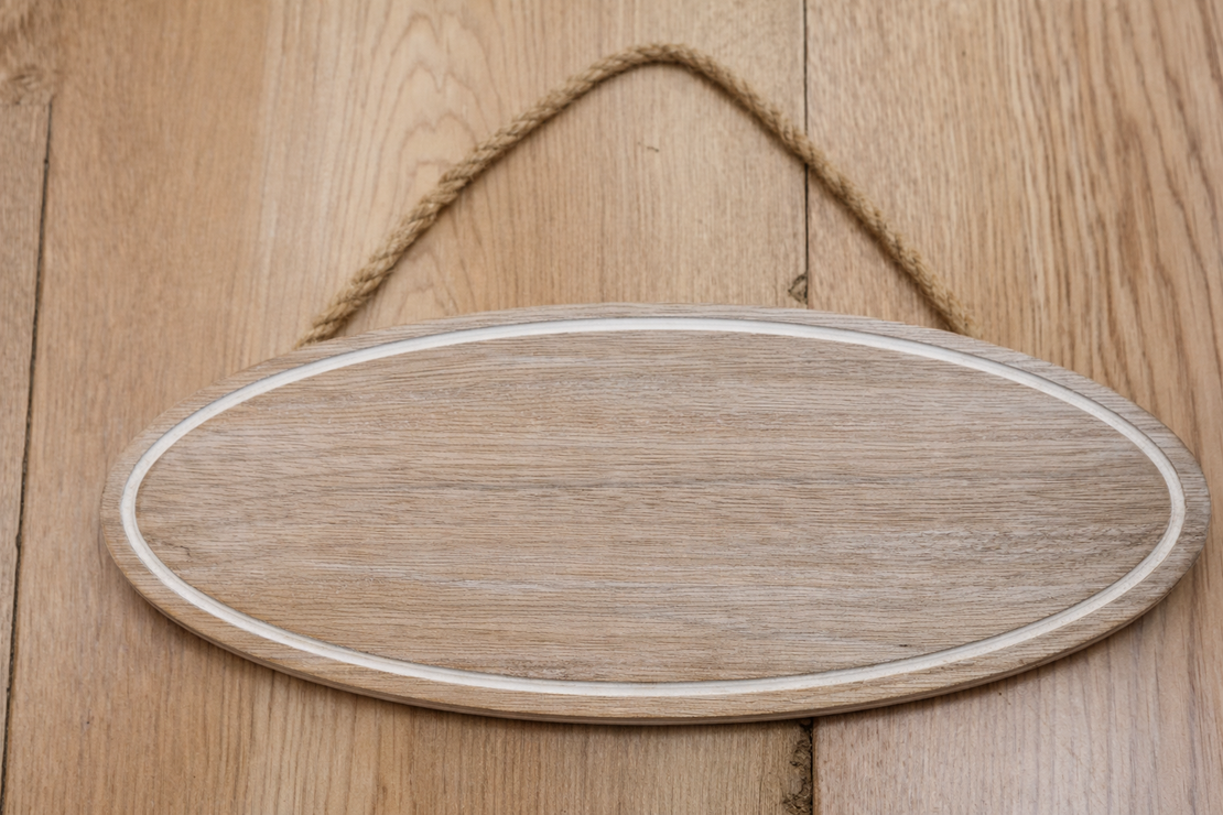 שלט עץ אובלי לתלייה  עם אפשרות חריטה אישית בלייזר