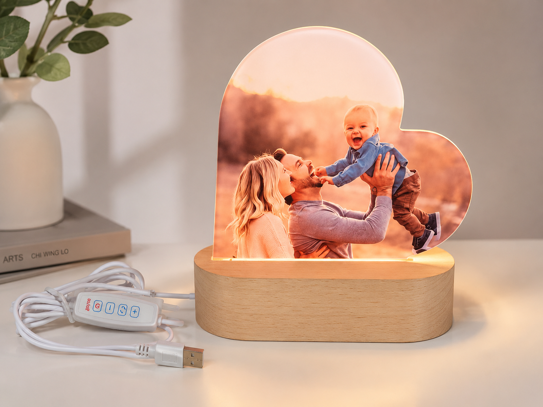 מנורת LED עם תמונה בהדפסה אישית בצורת לב ובסיס עץ – מתנה בהתאמה אישית