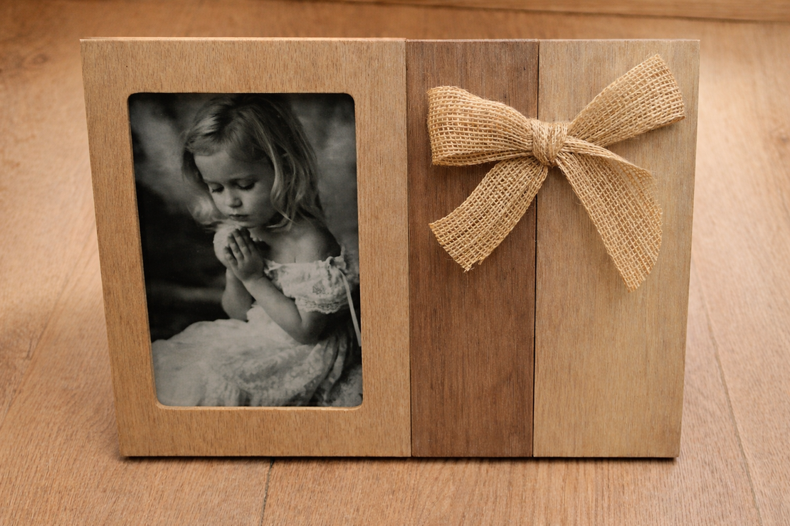 מסגרת תמונה מעץ דקורטיבית עם פפיון  אפשרות חריטה אישית בלייזר