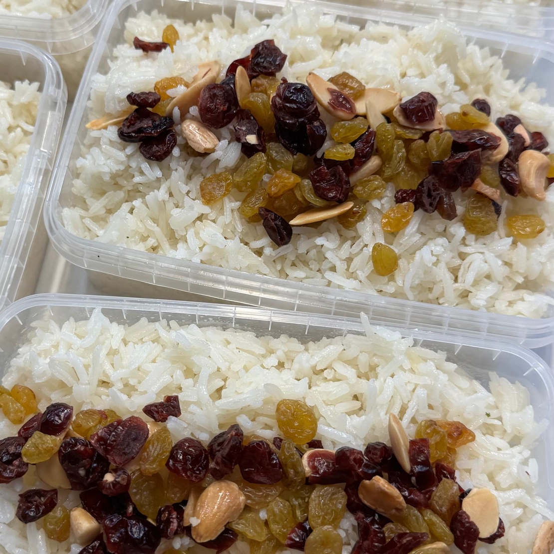 אורז לבן בעיטור שקדים וצימוקים