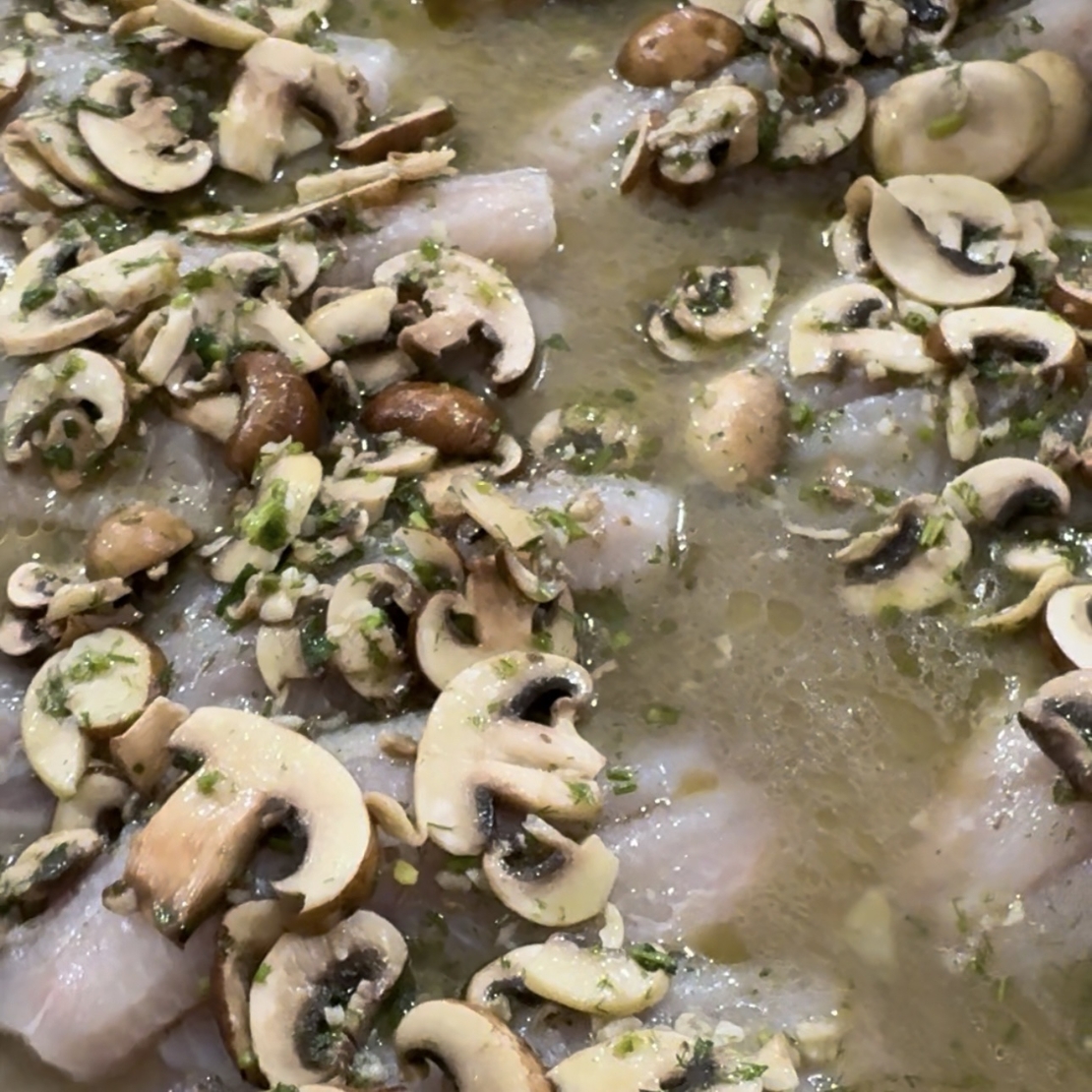 Grilled filet with mushrooms and dill