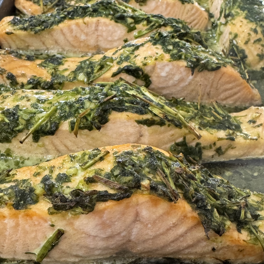 Salmon fillet with garlic and herbs