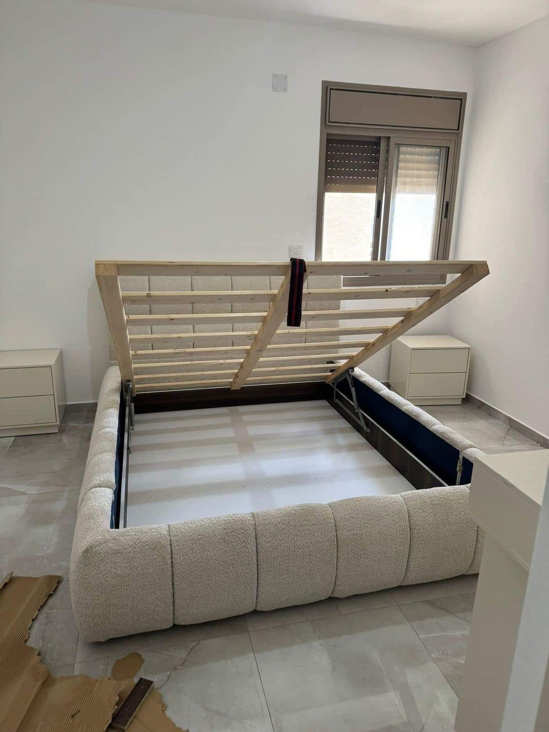 מיטה עם בד קטיפה