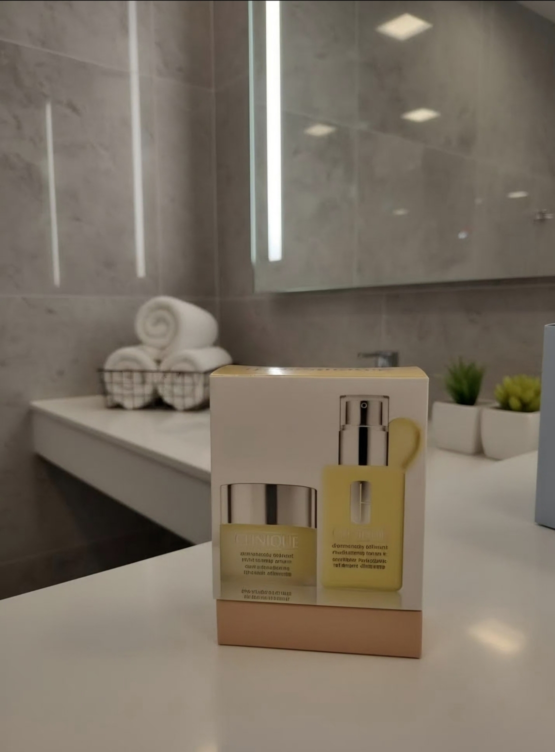 Clinique Dramatically Different Duo Set – מארז יוקרתי לצמד מוצרי הלחות האייקוניים לאיזון, ריכוך וחיזוק העור