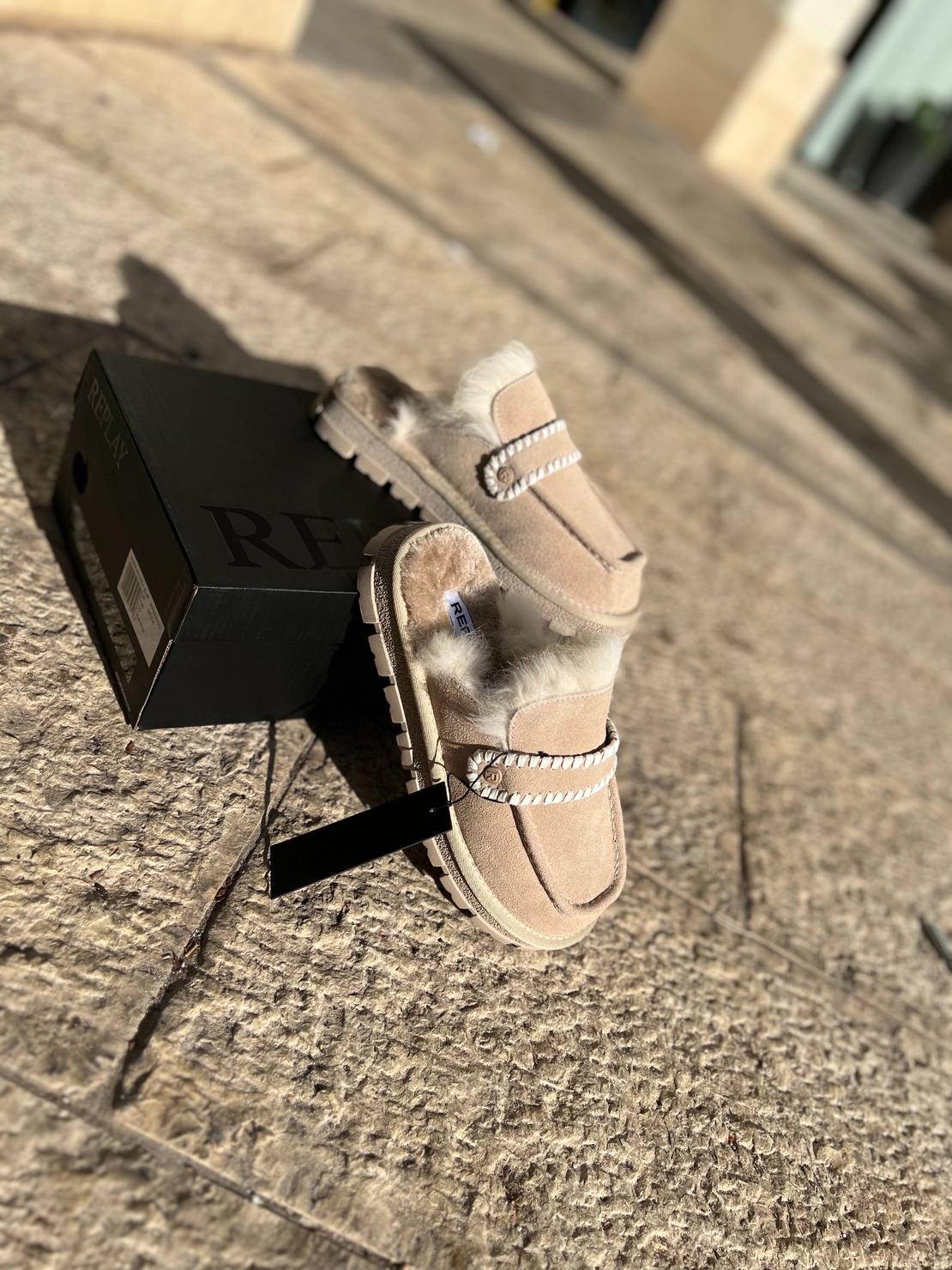 REPLAY - כפכפי מוקסין לנשים בצבע בז׳ עם פרווה סינתטית