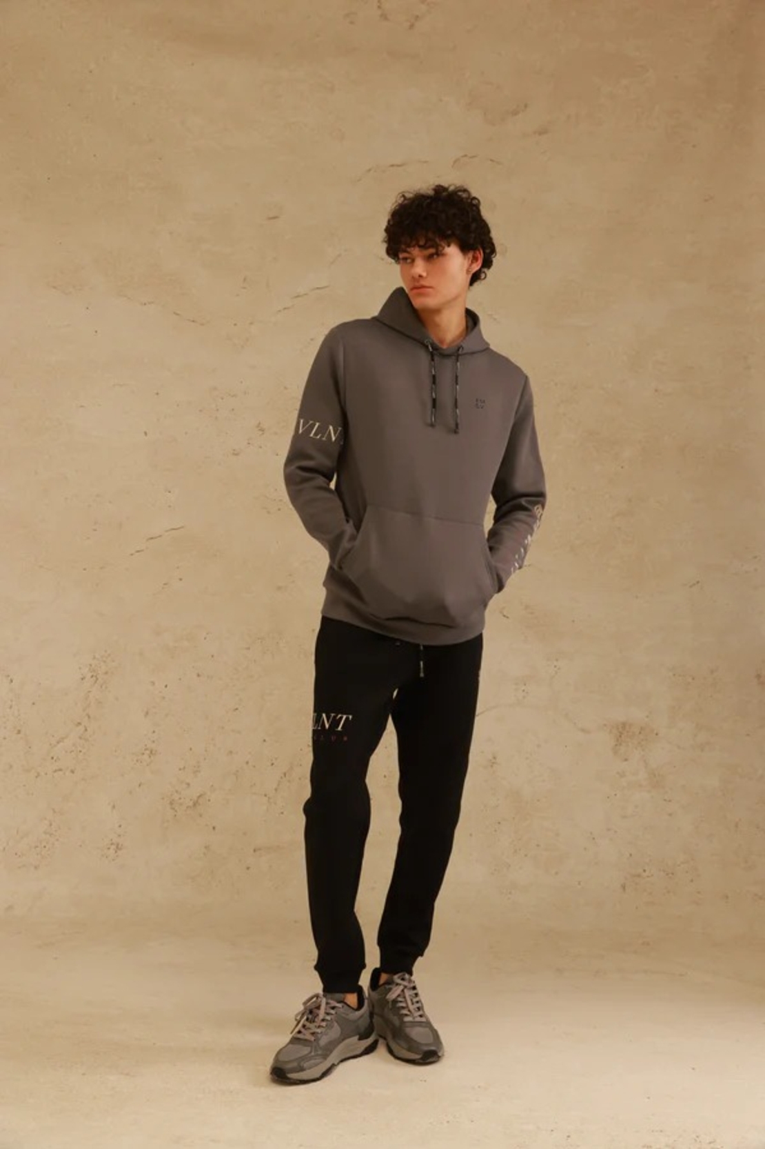 EMPORIO VALENTINI  -  חליפת טרנינג בצבע אפור־שחור עם הדפסי לוגו