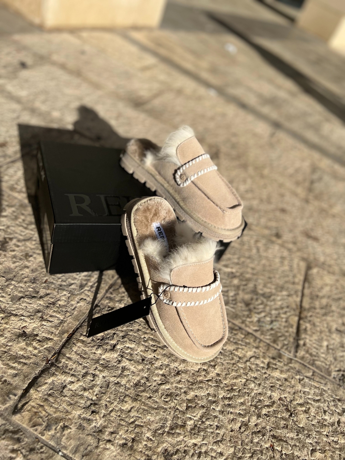 REPLAY - כפכפי מוקסין לנשים בצבע בז׳ עם פרווה סינתטית