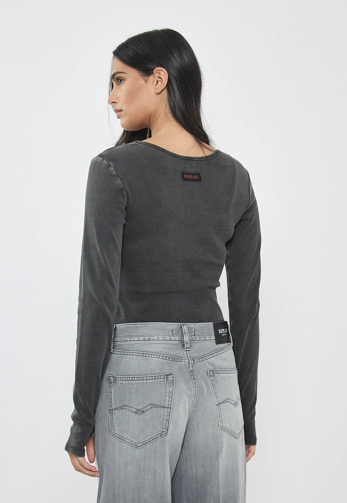 REPLAY - בודיסוט לנשים בצבע שחור עם מפתח טיפה ולוגו מתכתי