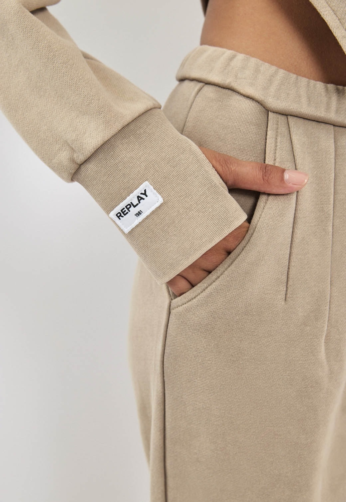 REPLAY - חליפת טרי לנשים בצבע בז