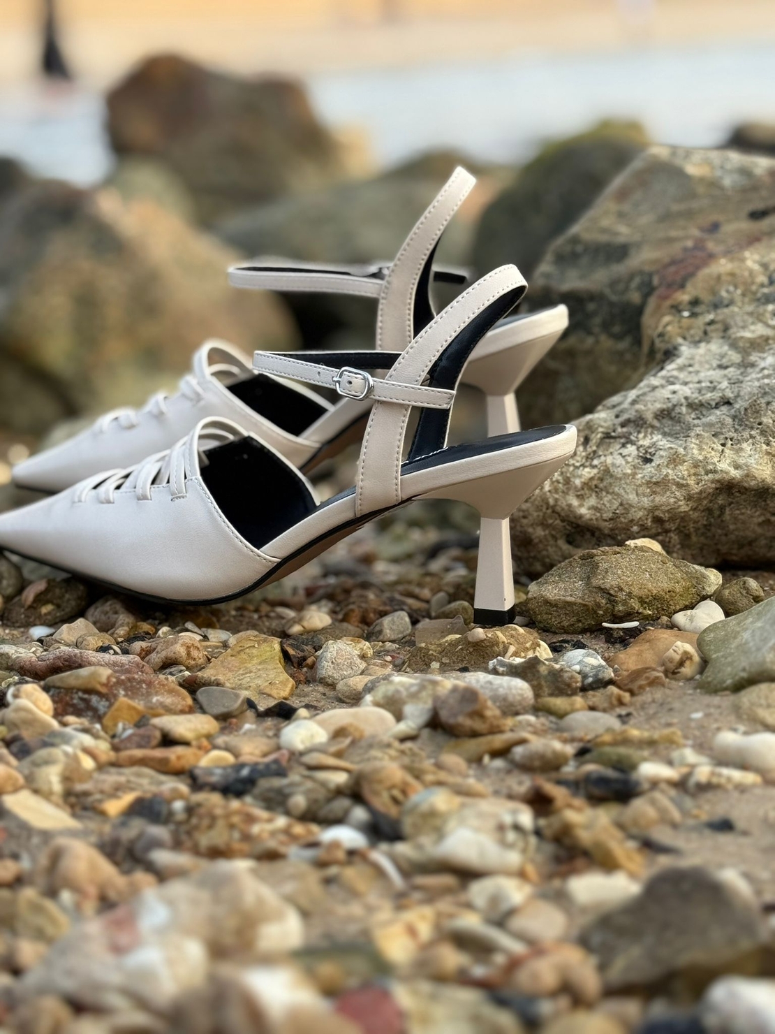 NINE WEST - נעלי עקב עם שרוכים לנשים בצבע בז'