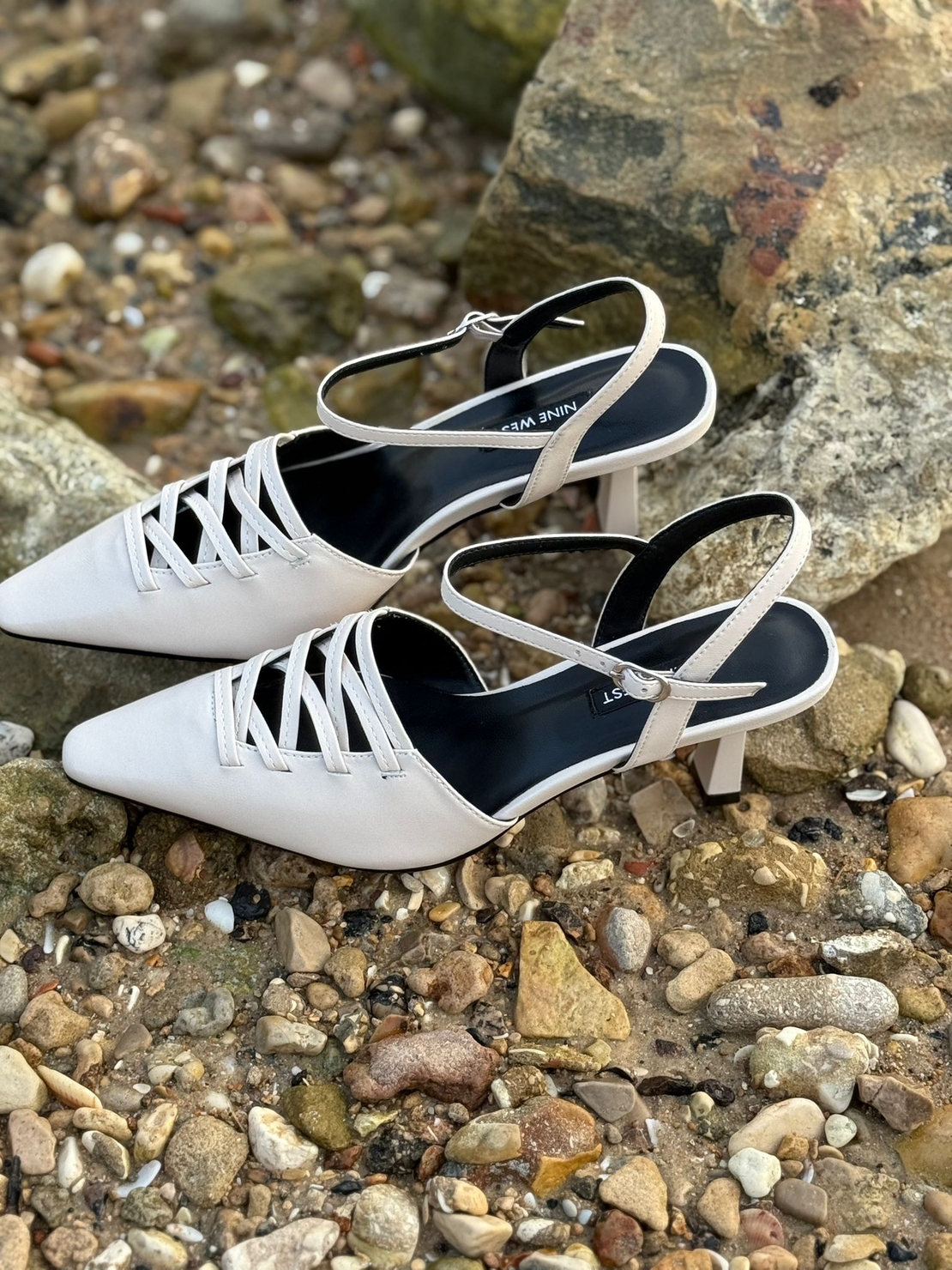 NINE WEST - נעלי עקב עם שרוכים לנשים בצבע בז'