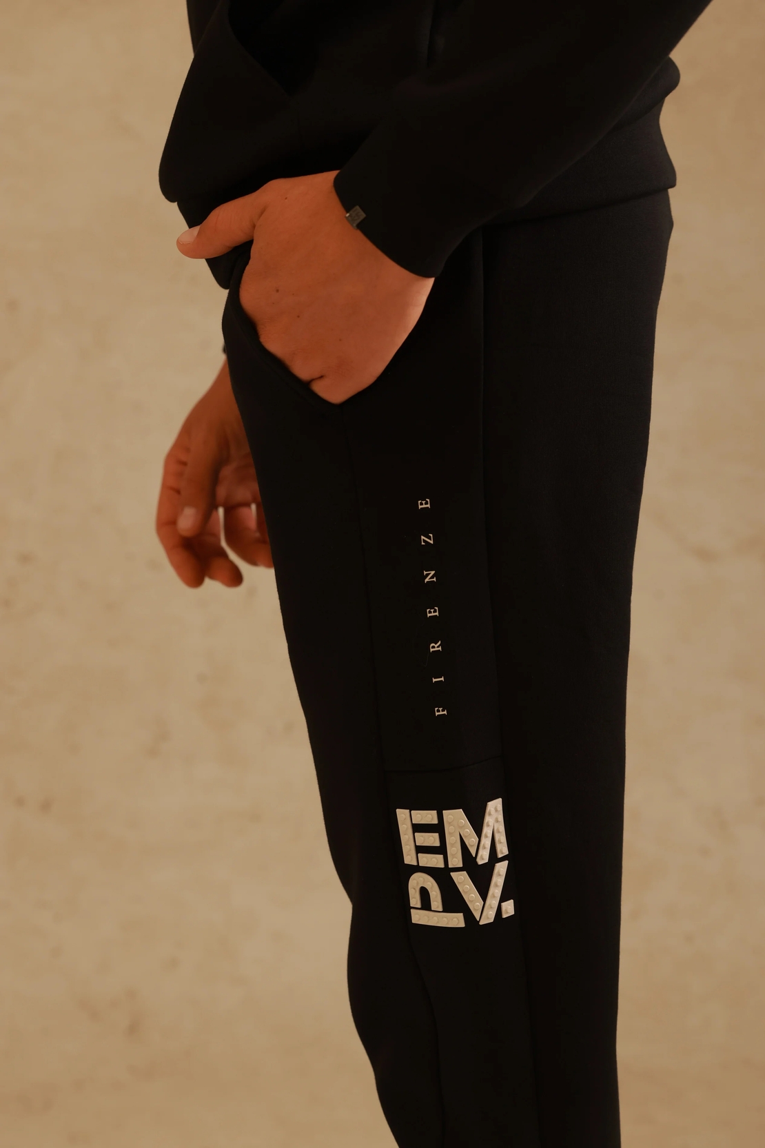 EMPORIO VALENTINI  - חליפת טרנינג שחורה עם הדפס לבן