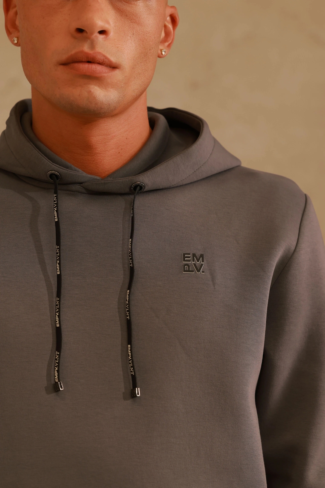 EMPORIO VALENTINI  -  חליפת טרנינג בצבע אפור־שחור עם הדפסי לוגו