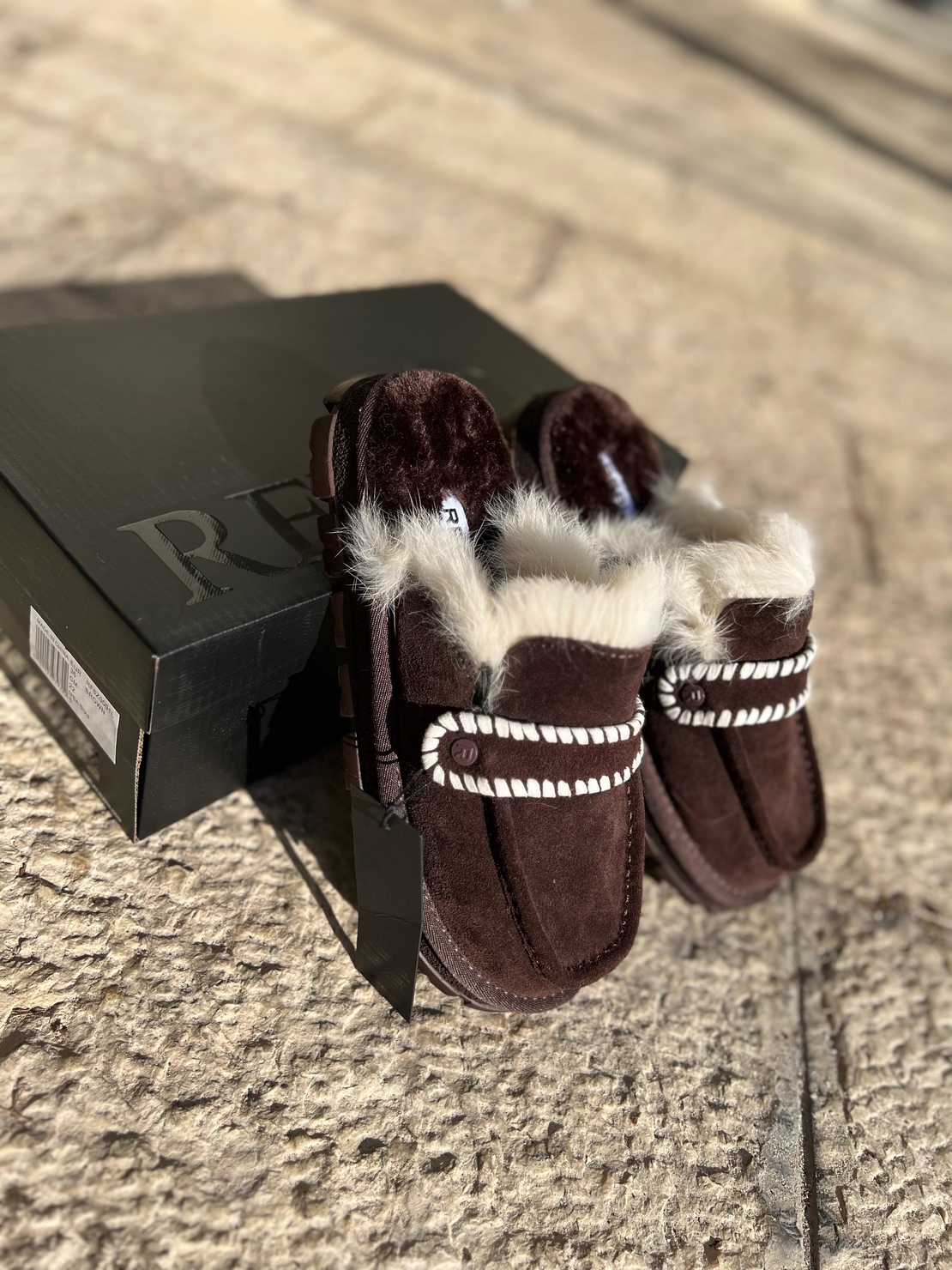 REPLAY - כפכפי מוקסין לנשים בצבע חום עם פרווה סינתטית