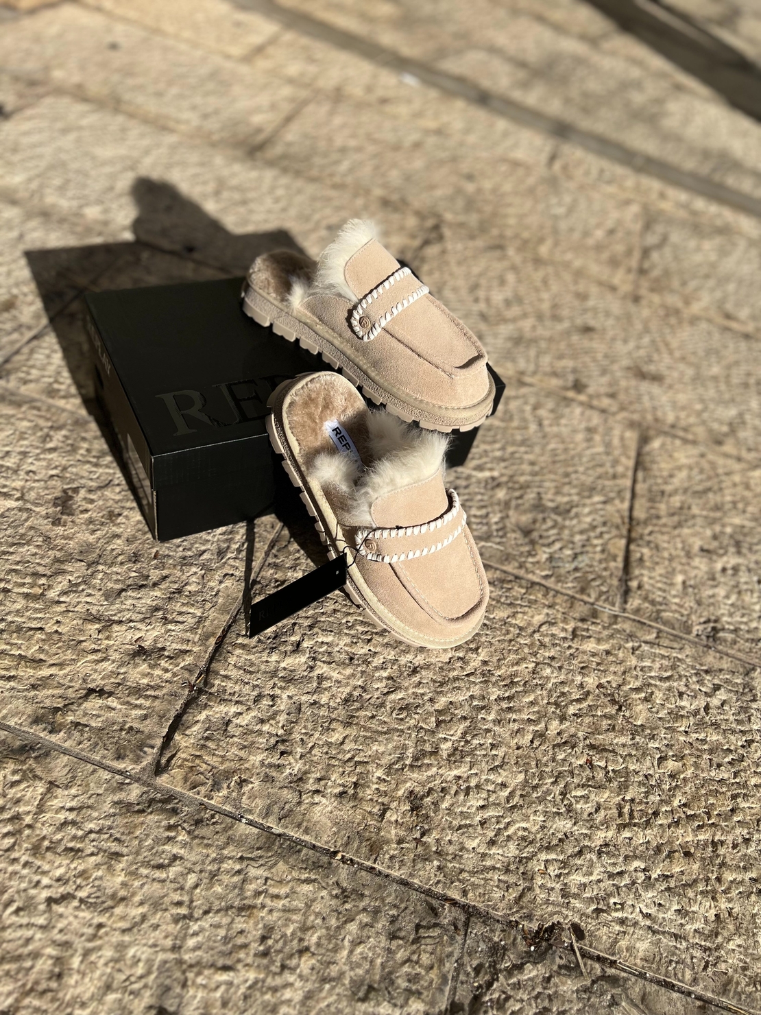 REPLAY - כפכפי מוקסין לנשים בצבע בז׳ עם פרווה סינתטית