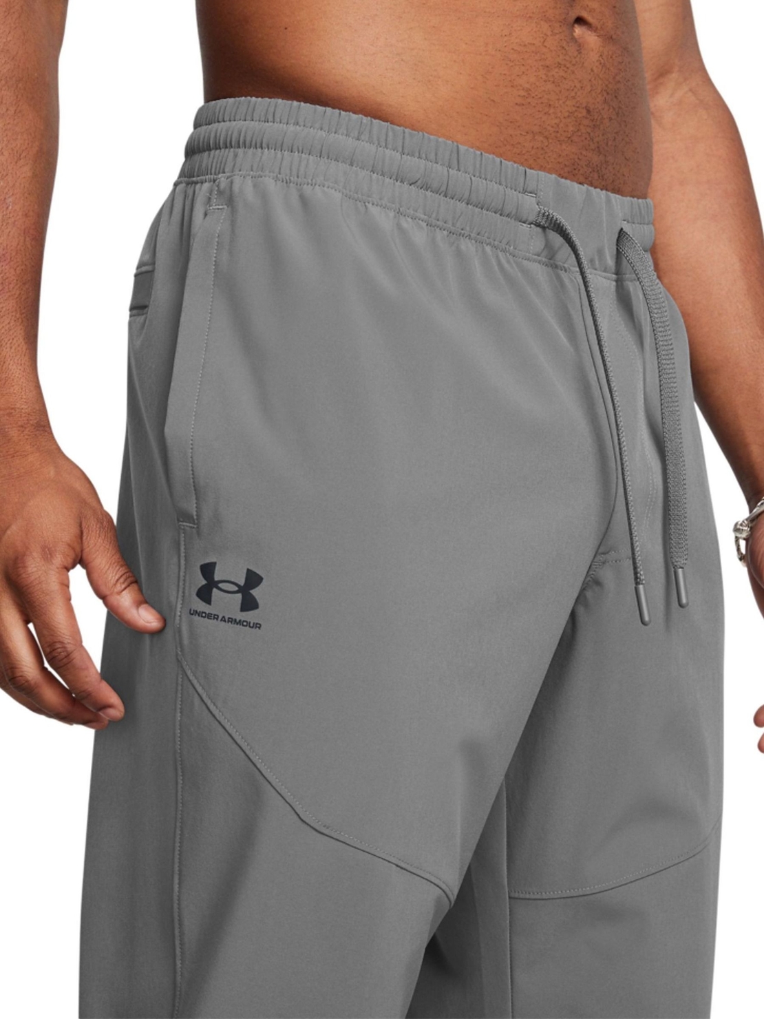 UNDER ARMOUR - מכנסי טרנינג ארוגים בצבע אפור