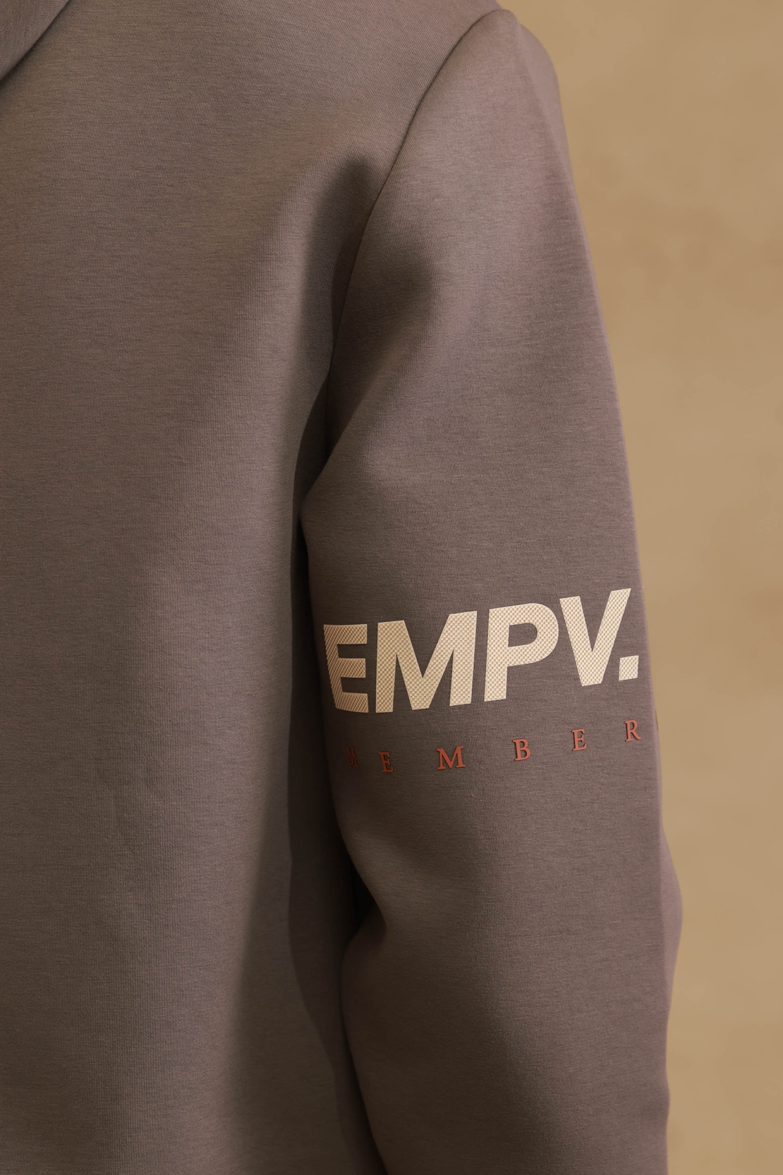 EMPORIO VALENTINI  -  חליפת טרנינג בצבע אפור־שחור עם הדפסי לוגו