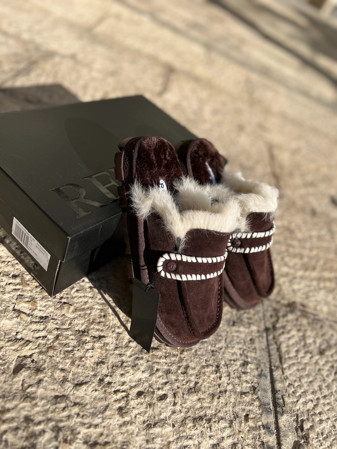 REPLAY - כפכפי מוקסין לנשים בצבע חום עם פרווה סינתטית