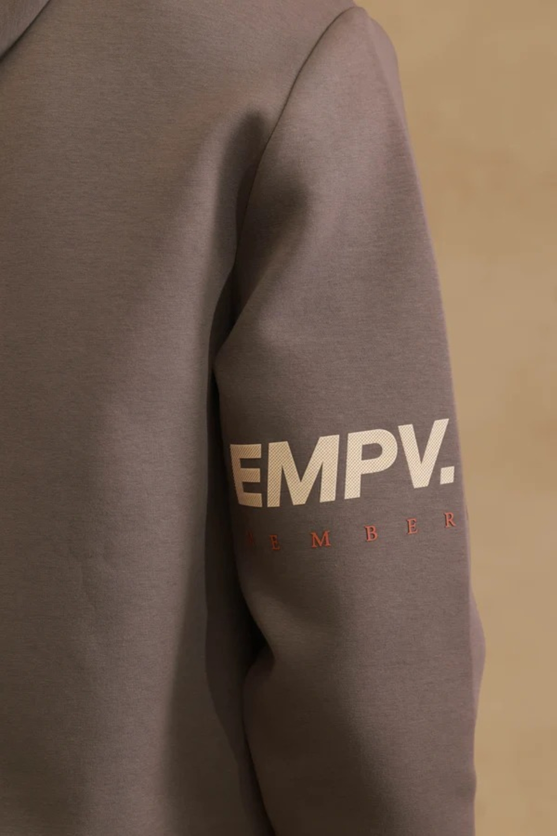 EMPORIO VALENTINI  -  חליפת טרנינג בצבע אפור־שחור עם הדפסי לוגו