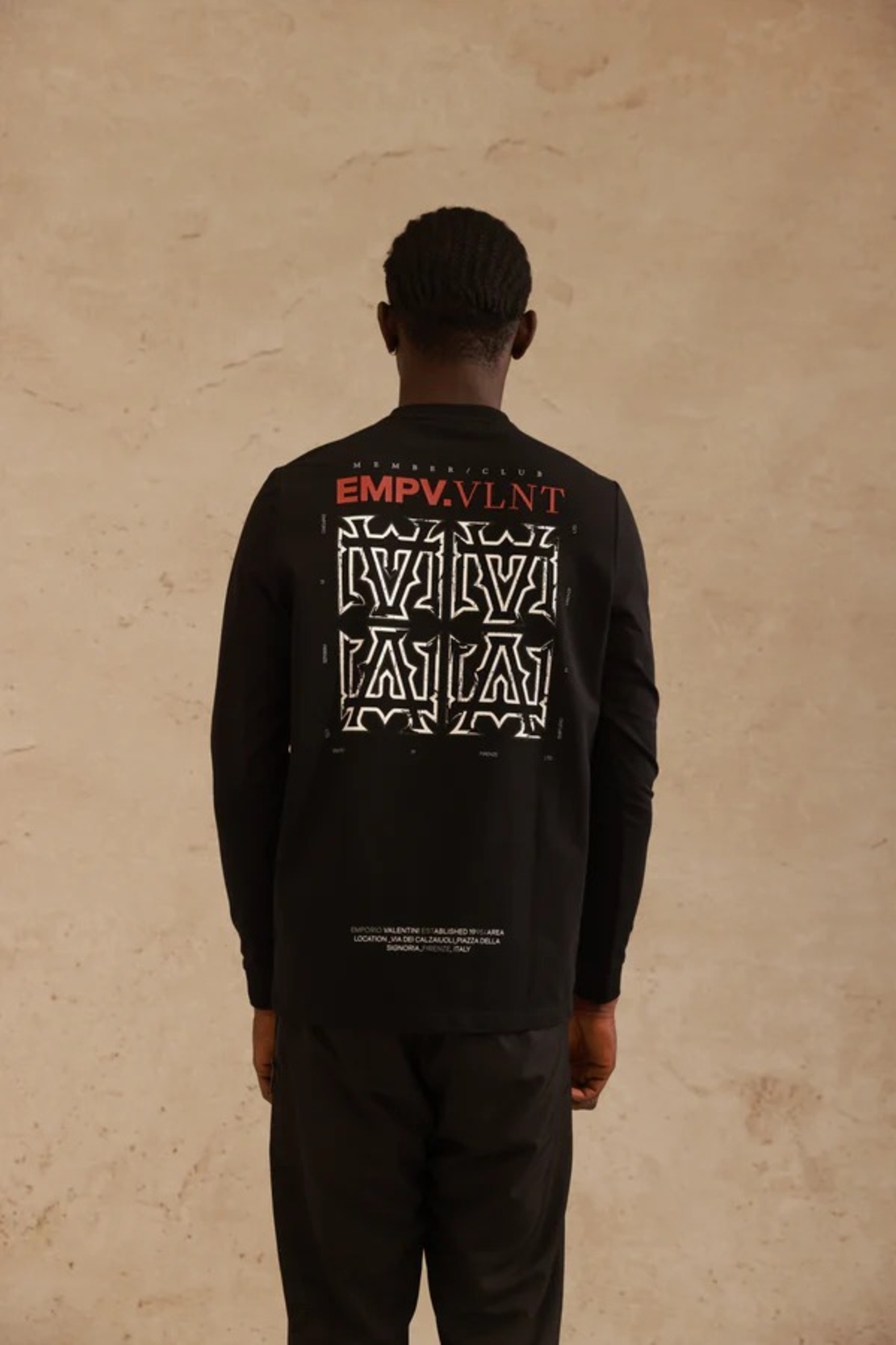 EMPORIO VALENTINI  -  טי-שירט שרוול ארוך בצבע שחור עם הדפס גרפי EMPV.VLNT