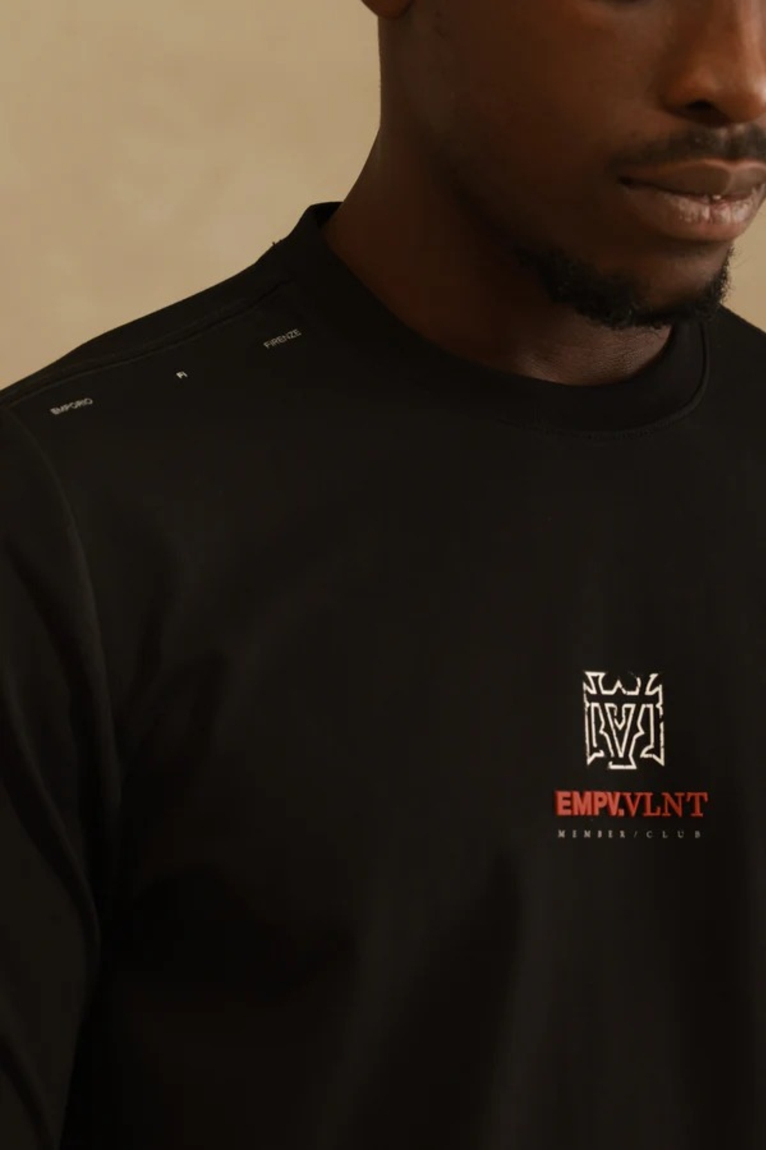 EMPORIO VALENTINI  -  טי-שירט שרוול ארוך בצבע שחור עם הדפס גרפי EMPV.VLNT
