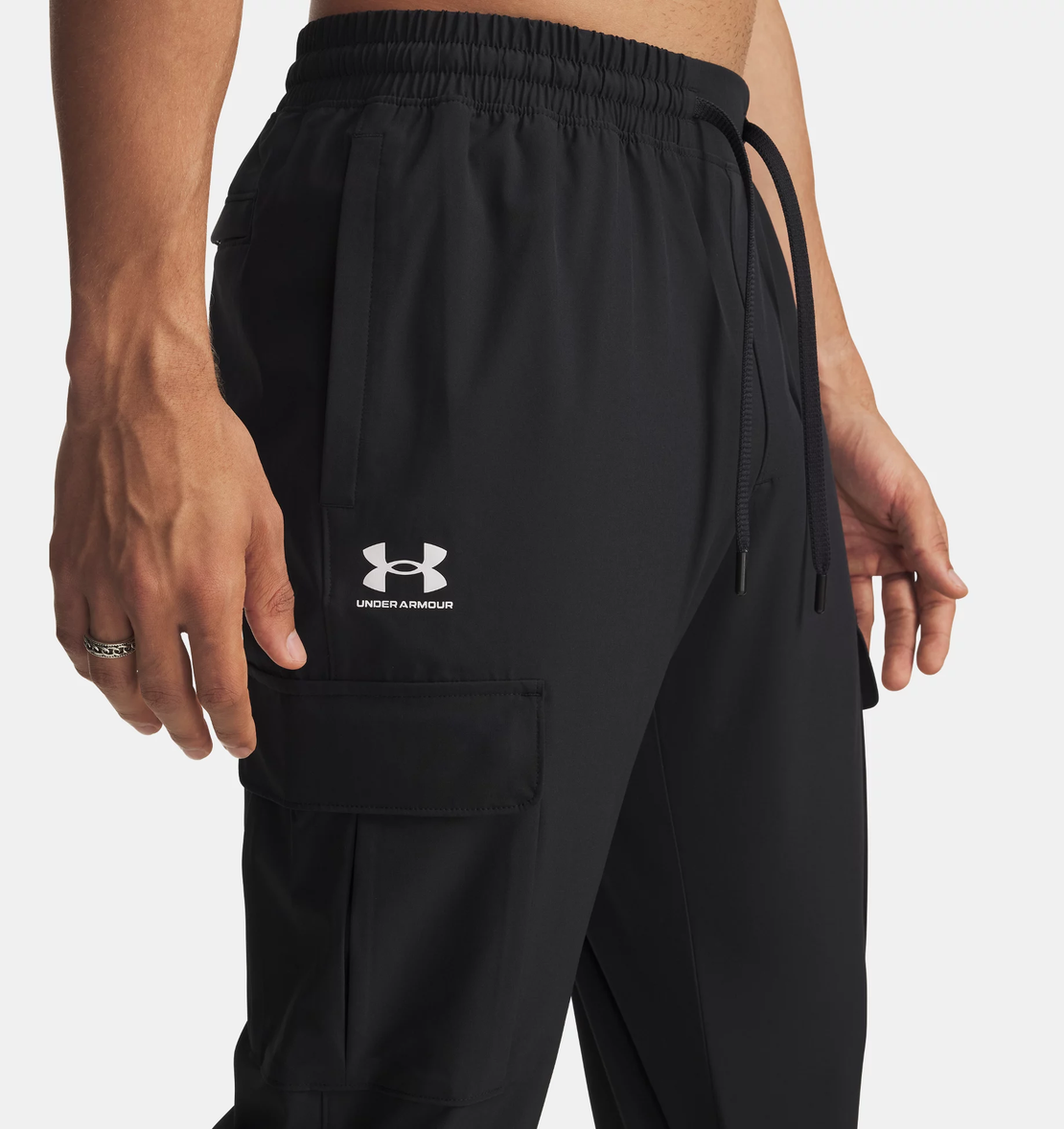 UNDER ARMOUR -  מכנסי קרגו ארוגים שחור