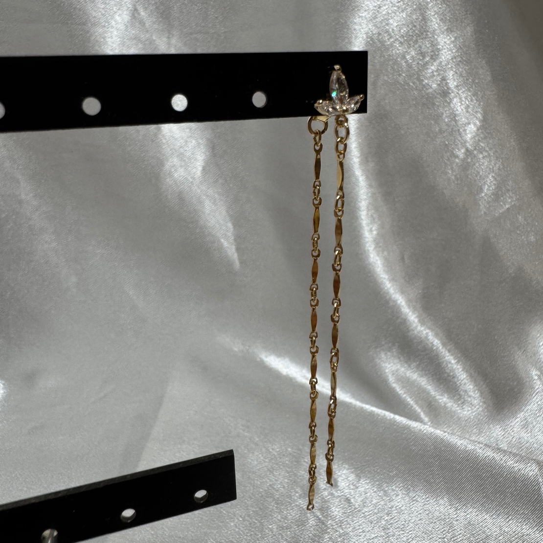 עגיל לוטוס לבן צמוד נשפך