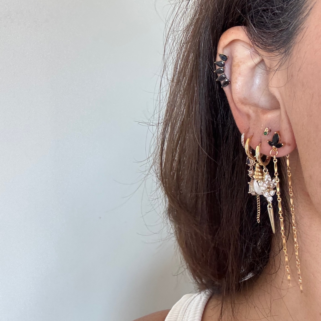 עגיל לוטוס שחור צמוד נשפך