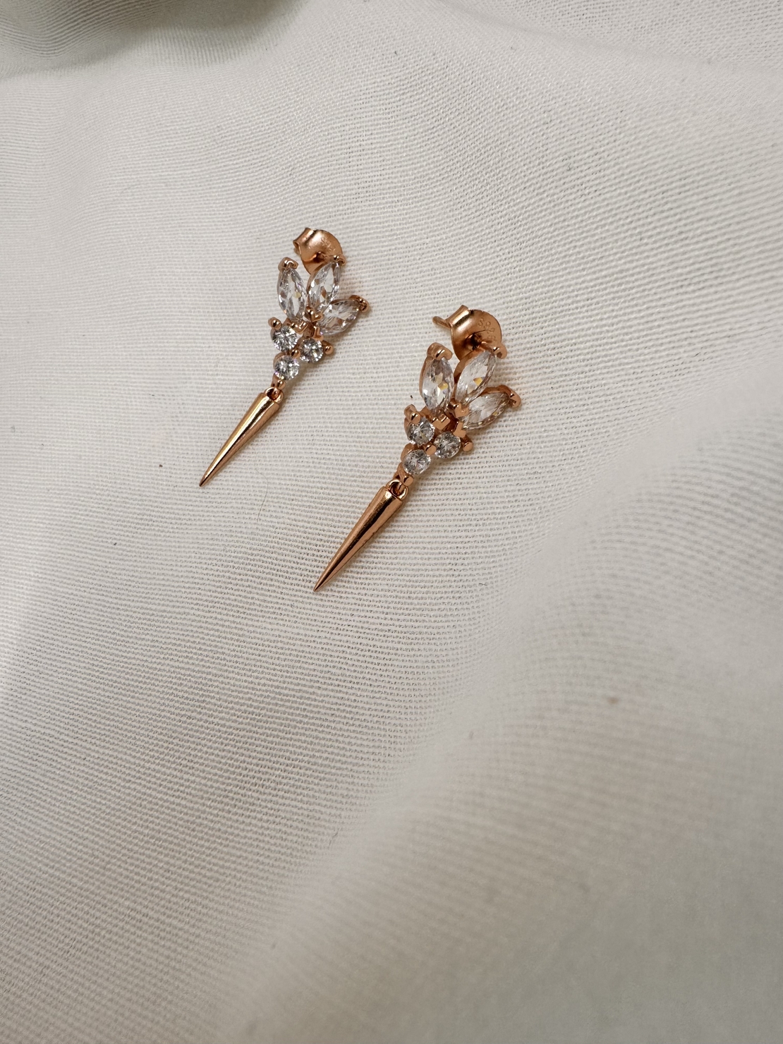 עגילי לוטוס צמודים שפיץ