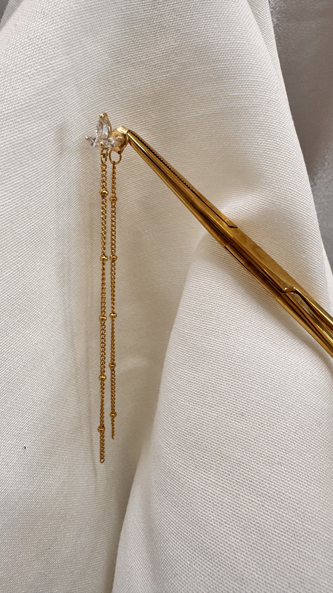 עגיל לוטוס לבן צמוד נשפך