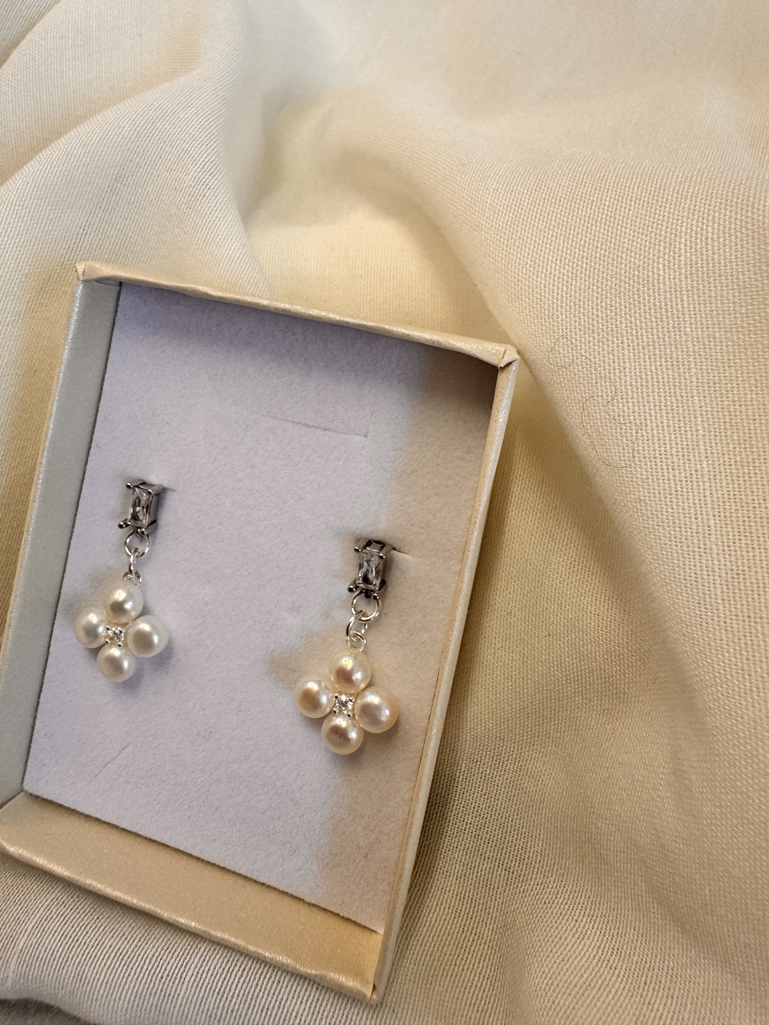 עגילי לוריאן