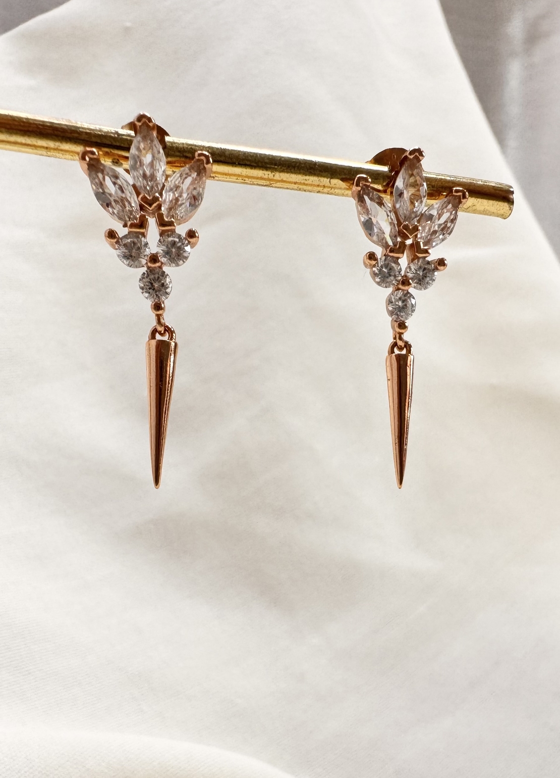 עגילי לוטוס צמודים שפיץ