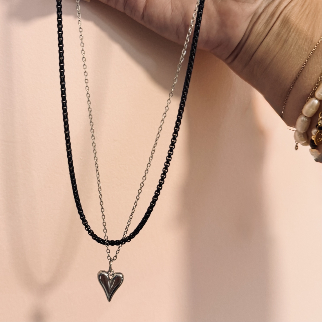 שרשרת כפולה לב שחור לבן