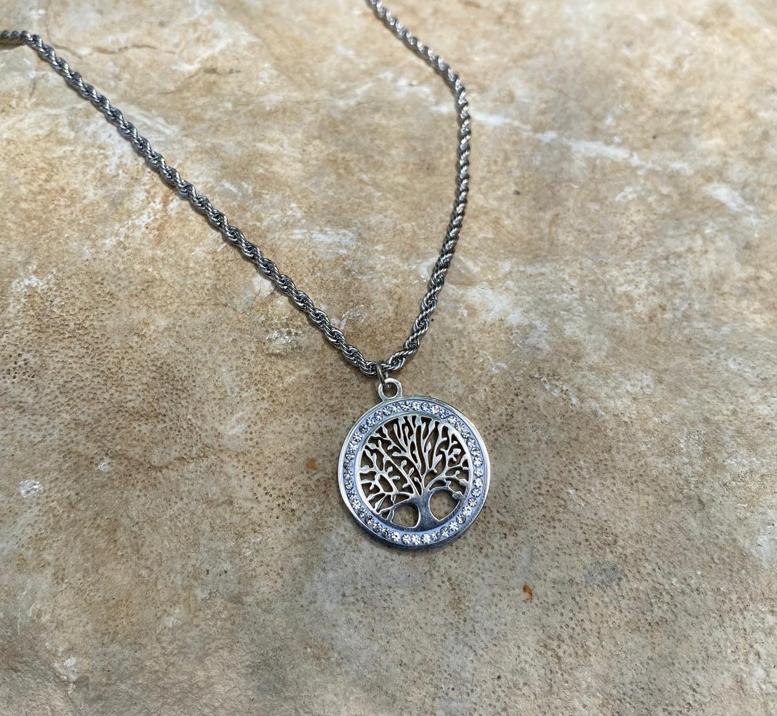 שרשרת עץ החיים משובצת