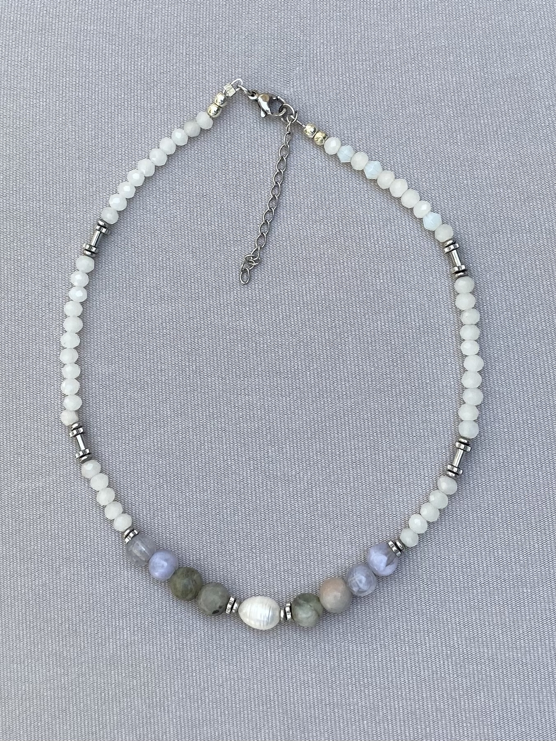 שרשרת קריסטלים לבנה