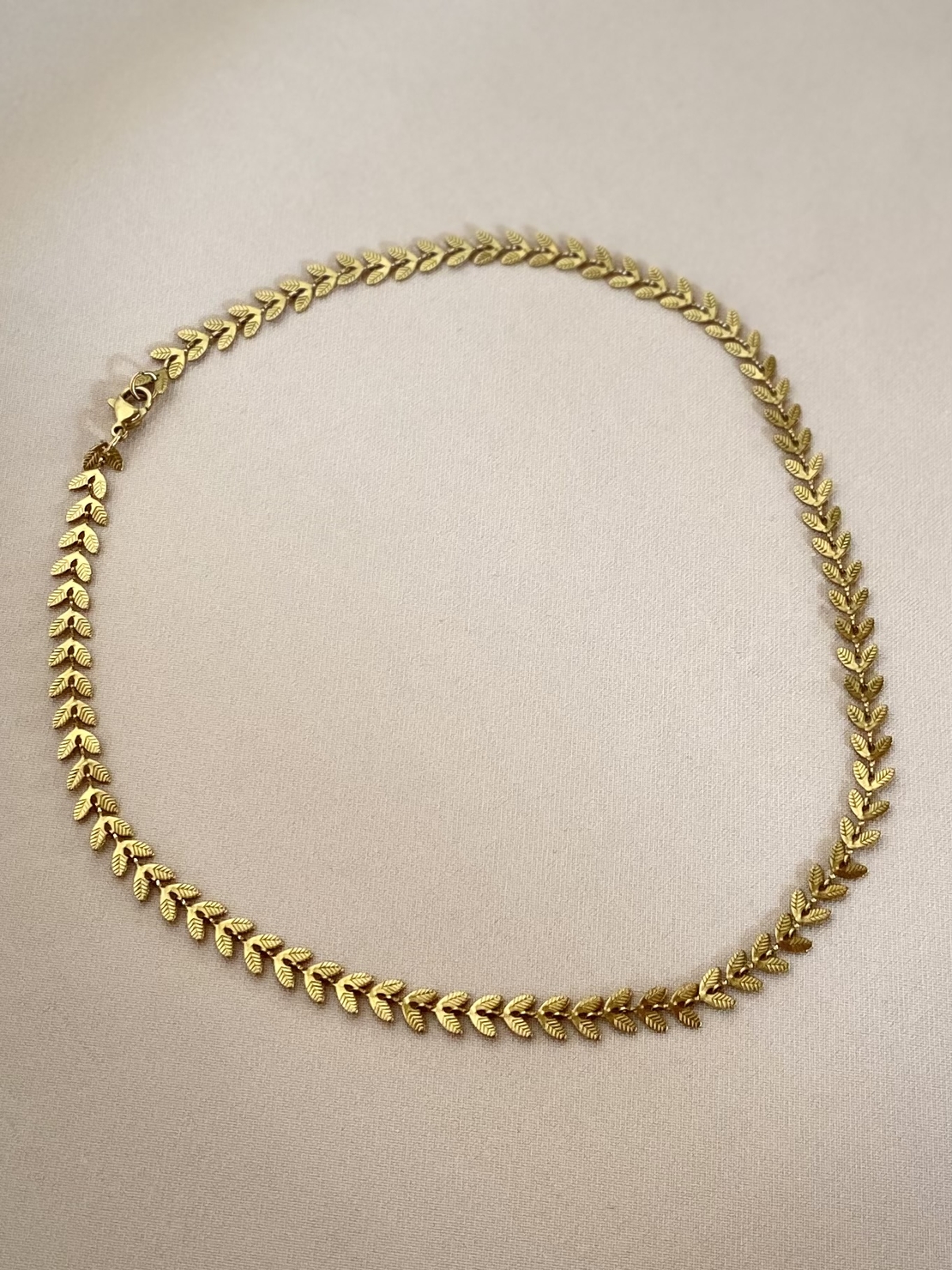 OLIVIA LEAF – שרשרת עלים מוזהבת