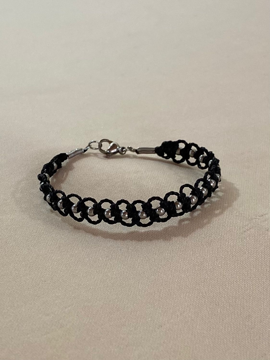 צמיד מקרמה שחור עם חרוזי כסף