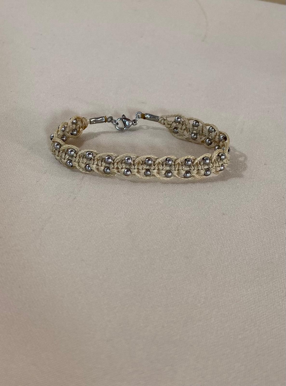 צמיד מקרמה בז׳ עם חרוזי כסף