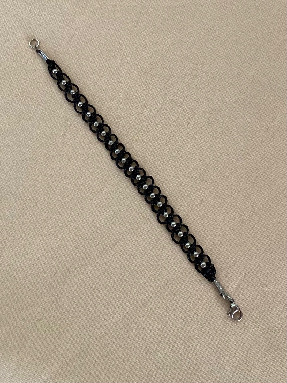 צמיד מקרמה שחור עם חרוזי כסף