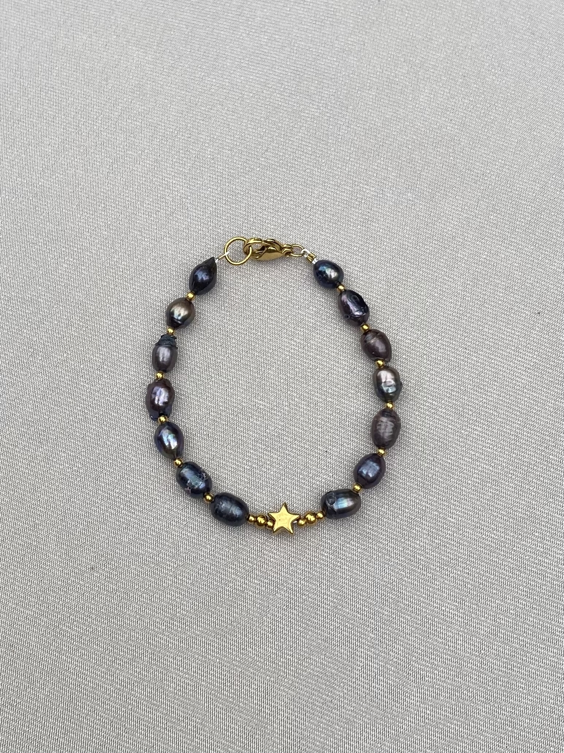 צמיד פנינים שחורות