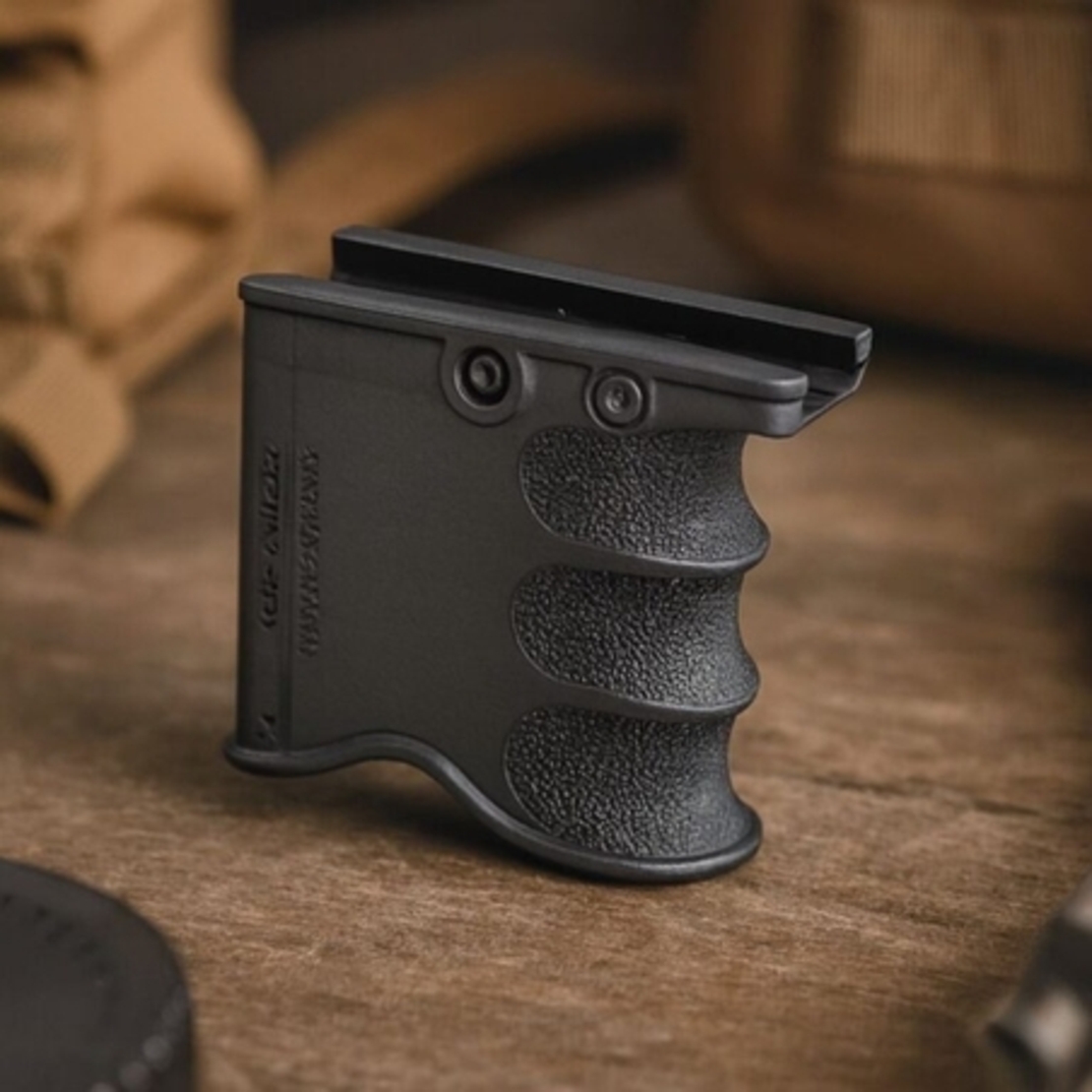 MG-20 ידית הסתערות FAB Defense לנשק M16 עם מקום למחסנית ספייר