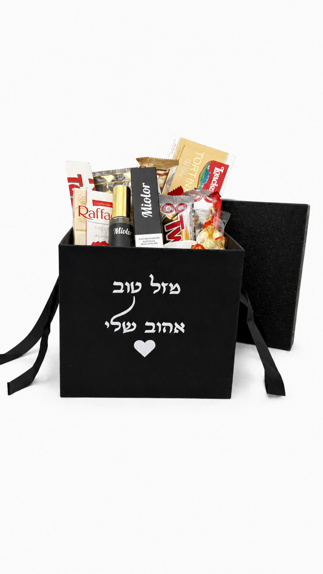 מארז מתוקים לגבר - קופסת מתנה שחורה עם הקדשה אישית, מלאה בשוקולדים, ממתקים ובקבוק משקה קטן, תוכן המארז מלמעלה