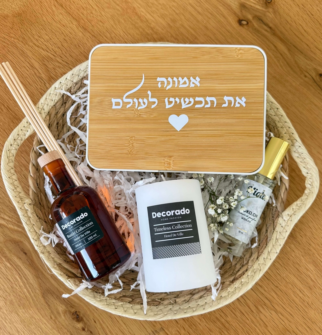 נר ריחני ומפיץ ריח של דקורדו במגש קש ממארז רגע לעצמך